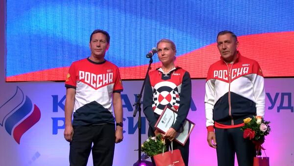 Завоевавшую серебро велогонщицу Забелинскую встретили криками и аплодисментами - Sputnik Латвия
