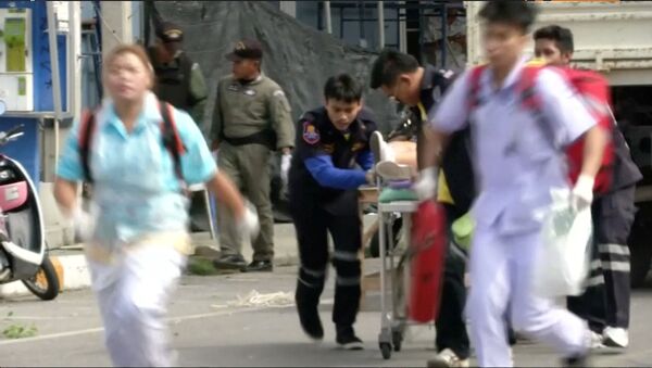Эвакуация раненого с места взрыва в Таиланде. - Sputnik Латвия