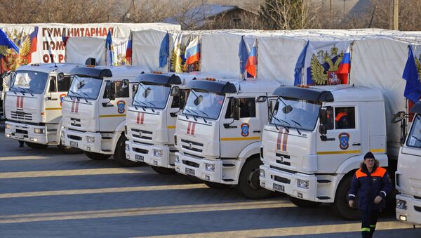 Гуманитарный конвой МЧС России с новогодними подарками прибыл в Донбасс - Sputnik Латвия