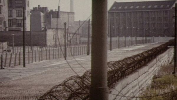 Берлинская стена, на тридцать лет разделившая немецкий народ. Архив - Sputnik Latvija