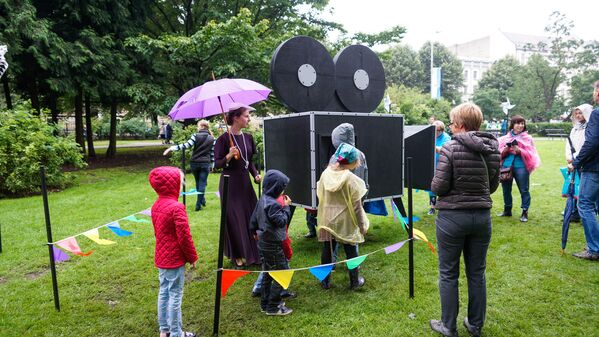 Дети и взрослые изучают волшебный мир кино в Верманском парке - Sputnik Латвия