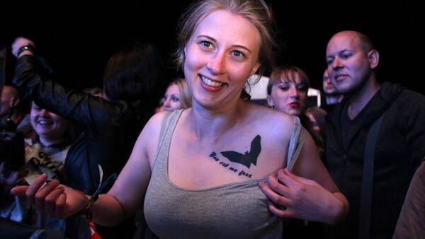 Девушка показывает татуировку на фестивале Kubana - Sputnik Latvija
