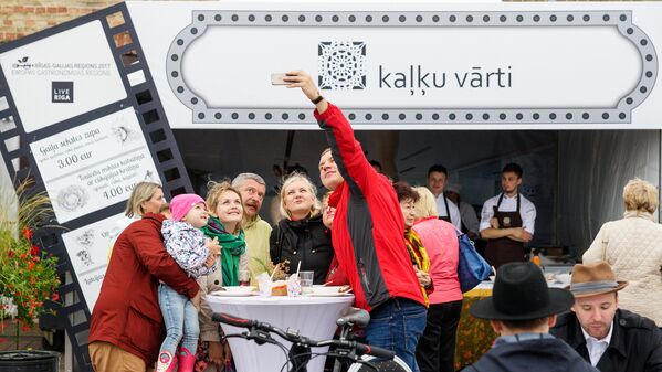 Довольные и сытые посетители Праздничного ресторана праздника Риги делают селфи - Sputnik Латвия