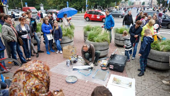 Уличный художник с необычной техникой рисования собрал много зрителей - Sputnik Латвия