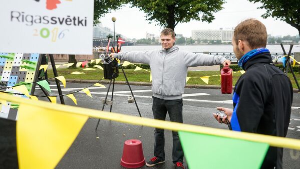 Каждый желающий мог попробовать удержать 5-килограммовые канистры на время и установить рекорд Риги. - Sputnik Латвия