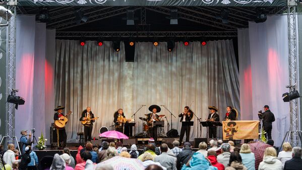 Мексиканские народные ритмы Mariachi Band SOL Y SOMBRE на эстраде в Верманском парке - Sputnik Латвия
