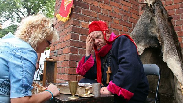 Атмосфера средневековой Риги на площади возле Рижской церкви Св. Петра - Sputnik Латвия