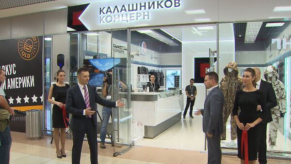 Макеты оружия, гаджеты и камуфлж: в Шереметьево открылся магазин Калашников - Sputnik Латвия