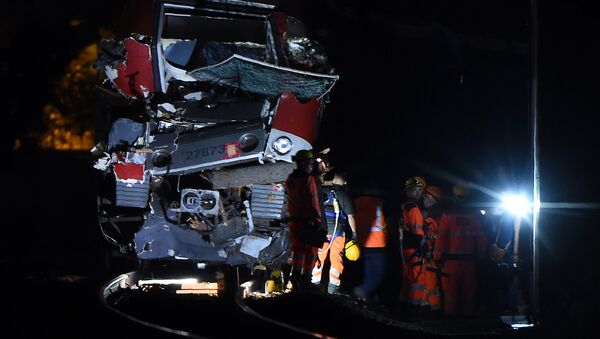 Сотрудники экстренных служб на месте аварии пригородного поезда во Франции - Sputnik Латвия