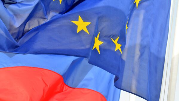 Krievijas un ES karogi. Foto no arhīva - Sputnik Latvija