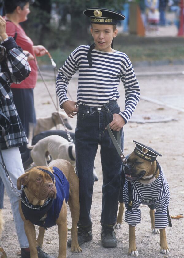 Мальчик в тельняшке с собаками - Sputnik Латвия
