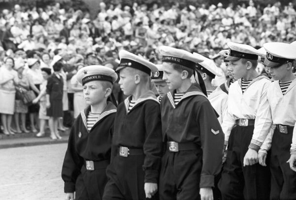 Курсанты Нахимовского военно-морского училища во время парада на Красной площади в Москве - Sputnik Латвия