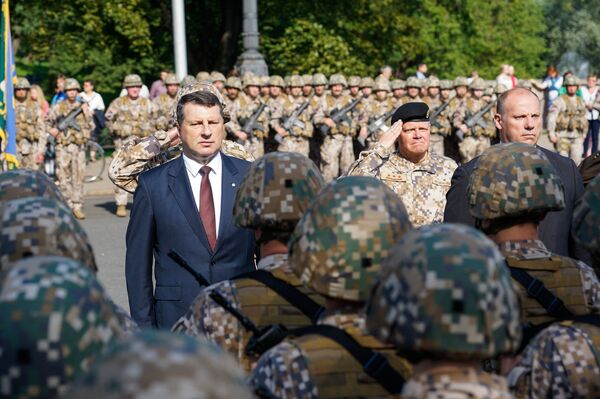 Президент Латвии Раймонд Вейонис обходит построенные для парада войска Земессардзе Президент Латвии Раймонд Вейонис обходит построенные для парада войска Земессардзе - Sputnik Латвия