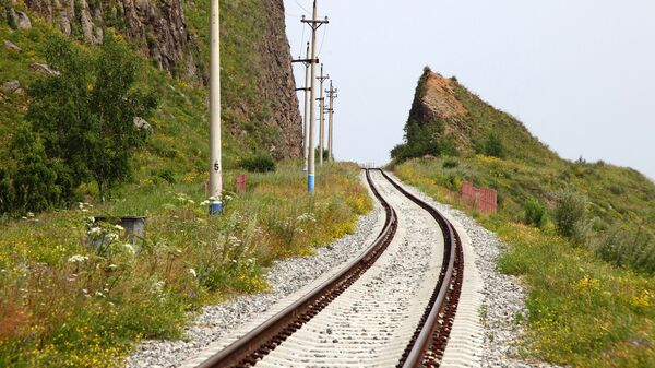 Когда строили КБЖД некоторые скалы пришлось проламывать Когда строили КБЖД некоторые скалы пришлось проламывать - Sputnik Латвия