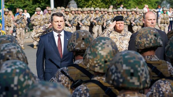 Президент Латвии Раймондс Вейонис обходит построенные для парада войска Земессардзе Президент Латвии Раймондс Вейонис обходит построенные для парада войска Земессардзе - Sputnik Латвия