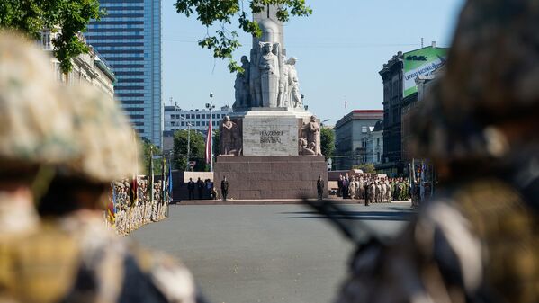 Парад в честь 25-летия Земессардзе на площади у Памятника Свободы - Sputnik Латвия