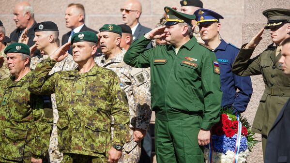 Военные атташе России на параде в честь 25-летия Земессардзе на площади у Памятника Свободы Военные атташе России на параде в честь 25-летия Земессардзе на площади у Памятника Свободы - Sputnik Латвия