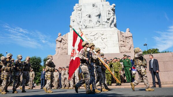 Парад в честь 25-летия Земессардзе на площади у Памятника Свободы Парад в честь 25-летия Земессардзе на площади у Памятника Свободы - Sputnik Латвия