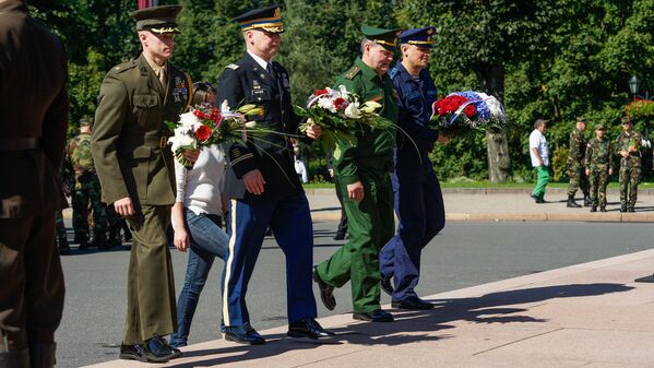 Военные атташе России и США возложили цветы к Памятнику Свободы Военные атташе России и США возложили цветы к Памятнику Свободы - Sputnik Латвия