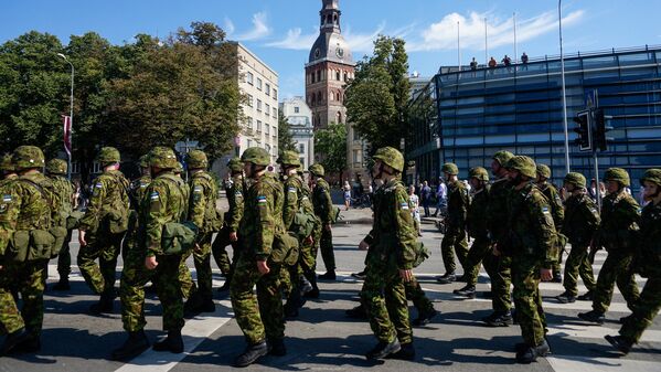 Представители Вооружённых сил Эстонии на улице Риги Представители Вооружённых сил Эстонии на улице Риги - Sputnik Латвия