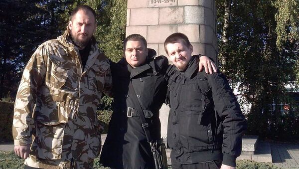 Слева направо: Андрей Попко, Евгений Осипов, Александр Куркин у памятника Защитникам Лиепаи - Sputnik Латвия
