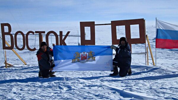На станции Восток с флагом Риги На станции Восток с флагом Риги - Sputnik Латвия
