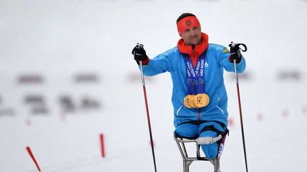 Роман Петушков (Россия), завоевавший шесть золотых медалей на XI Паралимпийских зимних играх в Сочи, после окончания соревнований по лыжным гонкам. - Sputnik Latvija
