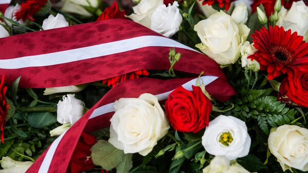 Цветы у памятника Свободы, возложенные во время визита Джо Байдена президентами стран Балтии Цветы у памятника Свободы, возложенные во время визита Джо Байдена президентами стран Балтии - Sputnik Латвия
