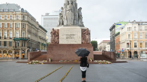 У памятника Свободы выложили рельсы со свечами У памятника Свободы выложили рельсы со свечами - Sputnik Латвия