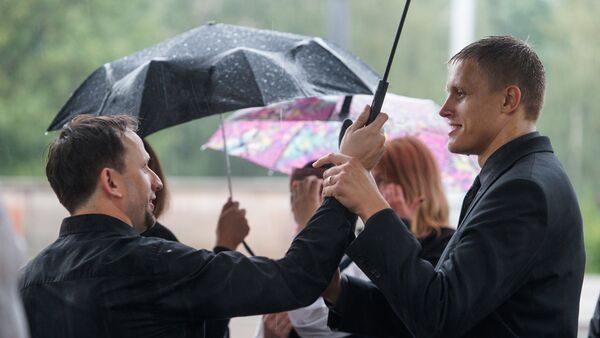 Янис Домбрава промок до нитки, но от зонта отказывается - Sputnik Латвия