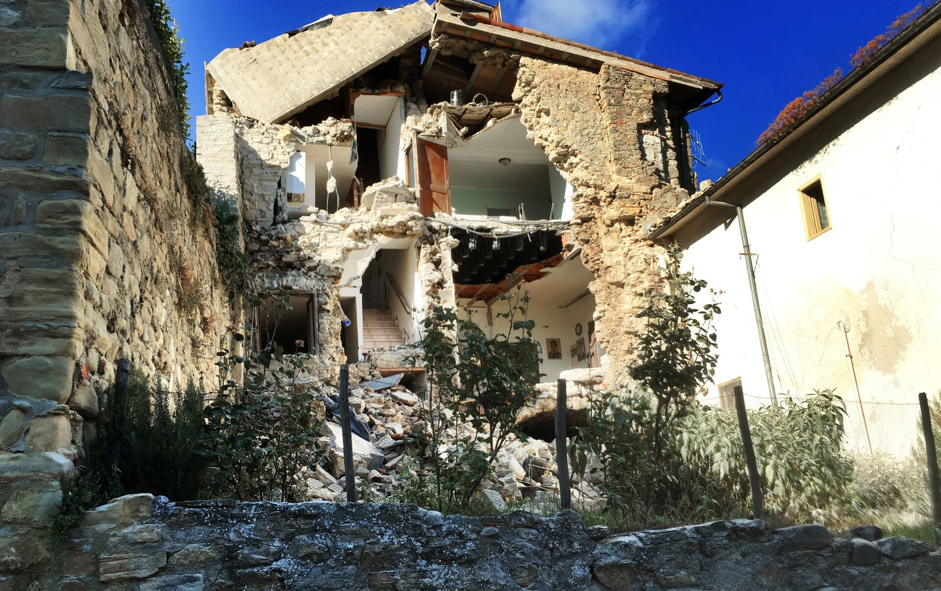 Землетрясения разбор. Аккумоли город в Италии. Разрушенный итальянский дом. Италия очень разрушенная. Землетрясения.