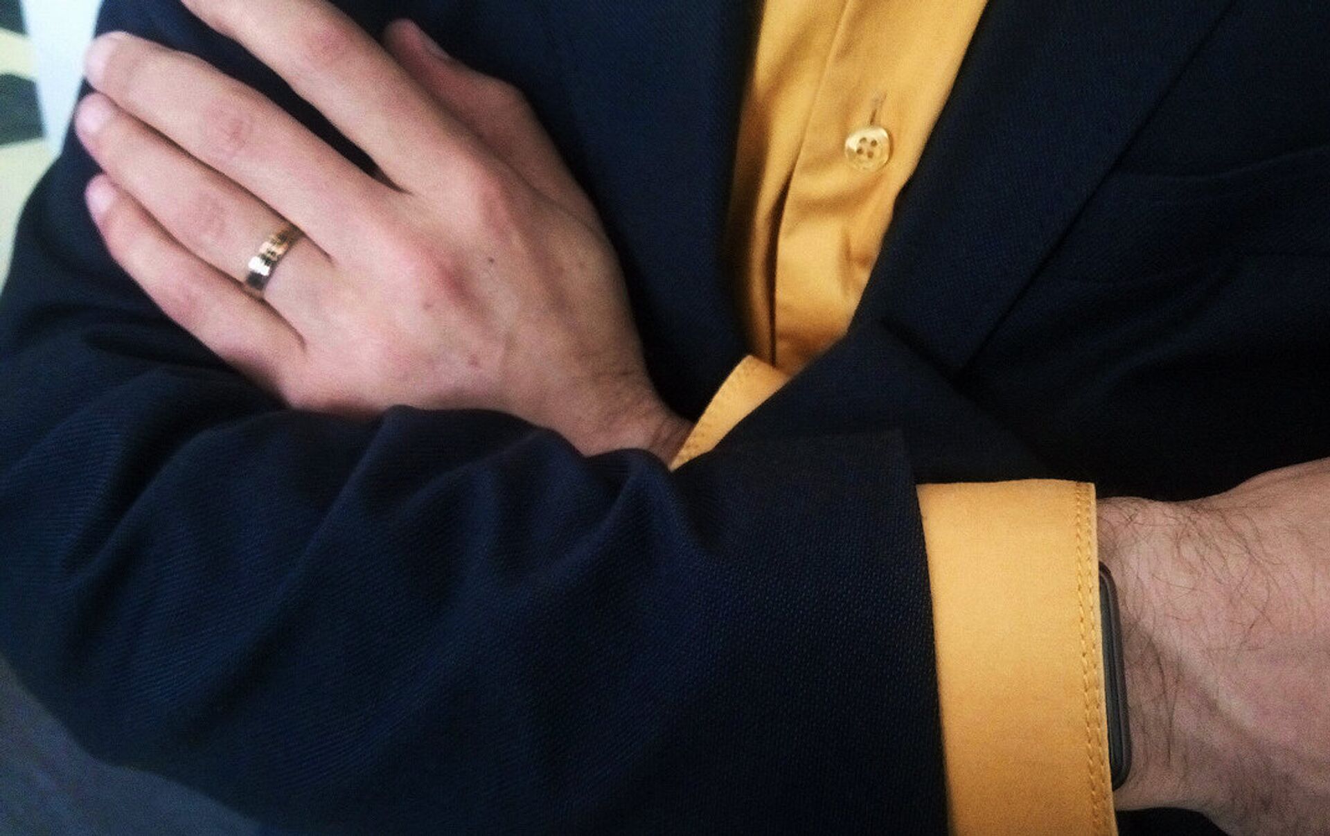 Мужское золотое кольцо на руке