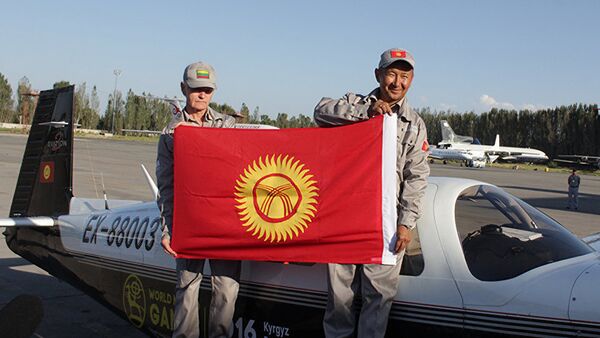 Литовец Йонас Юкнюс и киргиз Союзбек Салиев на одномоторном самолете Mooney Ovation-2  отправились в кругосветное путешествие - Sputnik Латвия