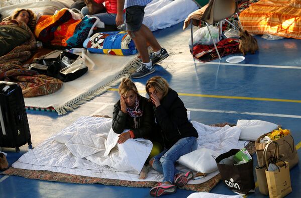 Люди в палаточном лагере после землетрясения в Аматриче, Италия - Sputnik Латвия