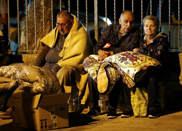 Люди закутываются в одеяла, чтобы провести ночь на улице после землетрясения в Аматриче - Sputnik Латвия