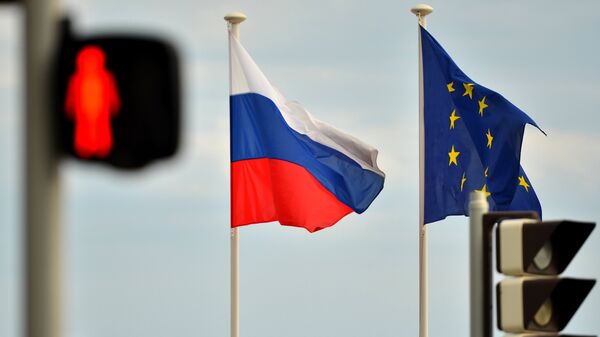Krievijas un ES karogi - Sputnik Latvija