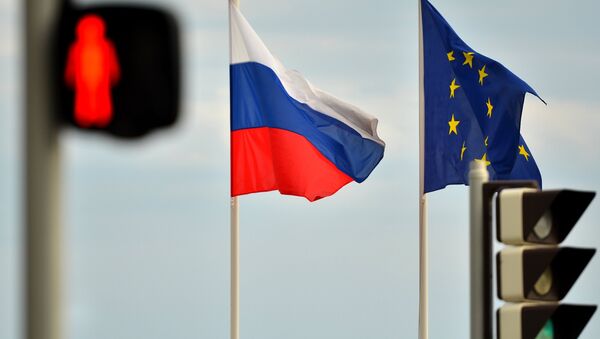 Krievijas un ES karogi. Foto no arhīva - Sputnik Latvija