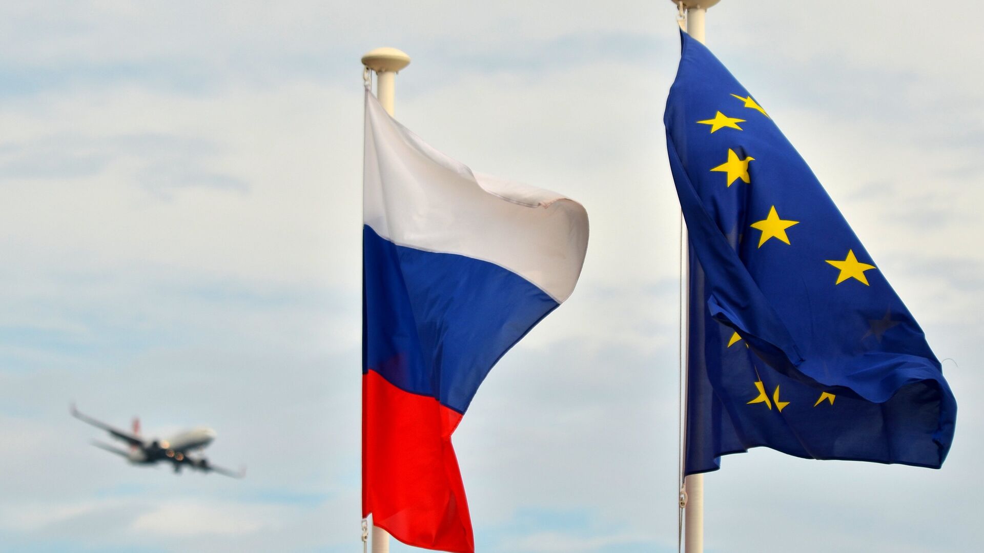 Флаги России, ЕС, Франции и герб Ниццы на набережной Ниццы - Sputnik Latvija, 1920, 20.02.2021