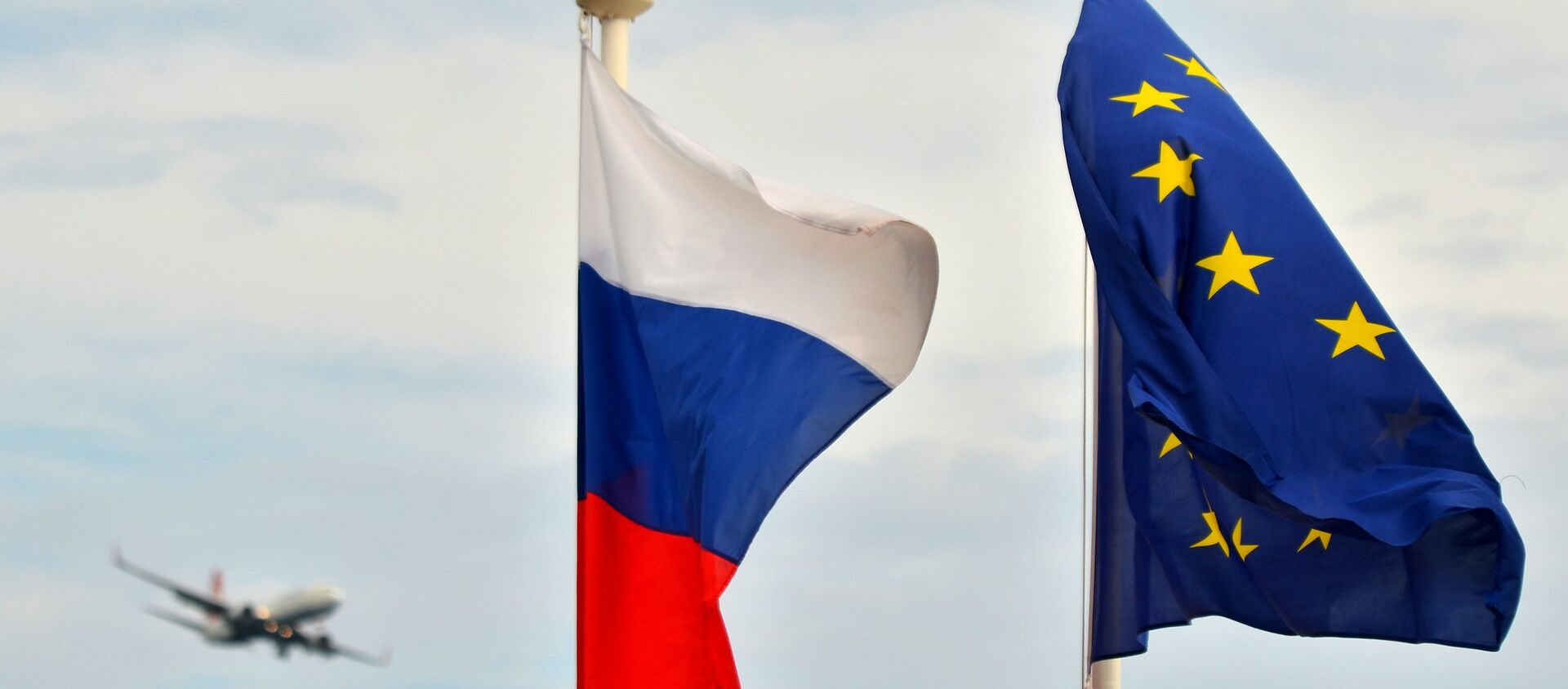 Флаги России, ЕС, Франции и герб Ниццы на набережной Ниццы - Sputnik Latvija, 1920, 28.02.2021