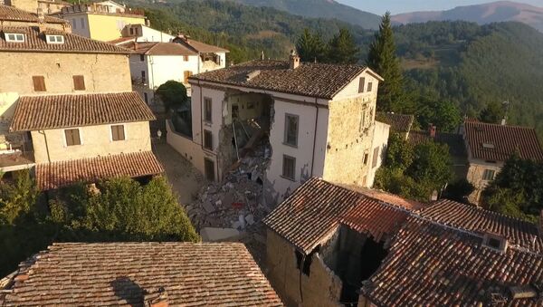 Осталось полгорода: итальянский Аккумоли после землетрясения. Съемка с дрона - Sputnik Латвия