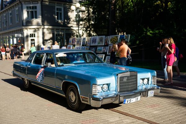 Парад участников Ретро Юрмала на улице Йомас. Lincoln Continental Парад участников Ретро Юрмала на улице Йомас. Lincoln Continental - Sputnik Латвия