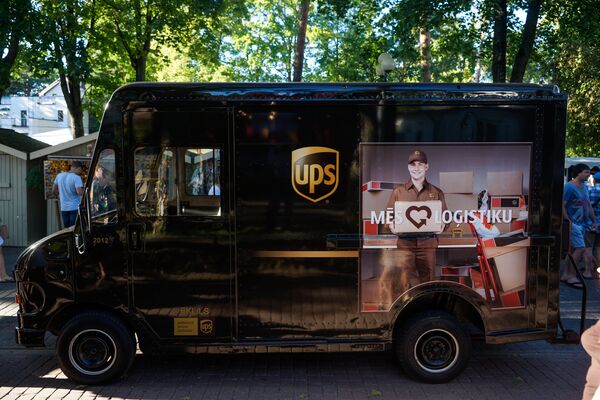 В колонне реторо автомобилей машина доставки экспресс почты UPS В колонне реторо автомобилей машина доставки экспресс почты UPS - Sputnik Латвия