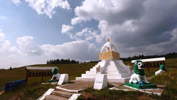 Субурган – буддийская ступа, поставленная в честь Далай-ламы: летом 1991-го тут приземлился вертолет, из которого и вышел почетный гость - Sputnik Латвия