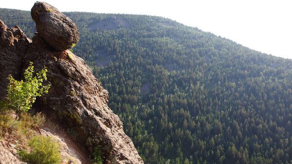 Падающий камень на первой смотровой площадке горы Алханай - Sputnik Latvija