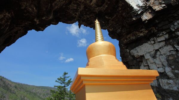 Золотая ступа в Храме Ворота. Говорят, еще задолго до появления буддизма в здешних местах на Алханае бывал сам Чингисхан - Sputnik Latvija
