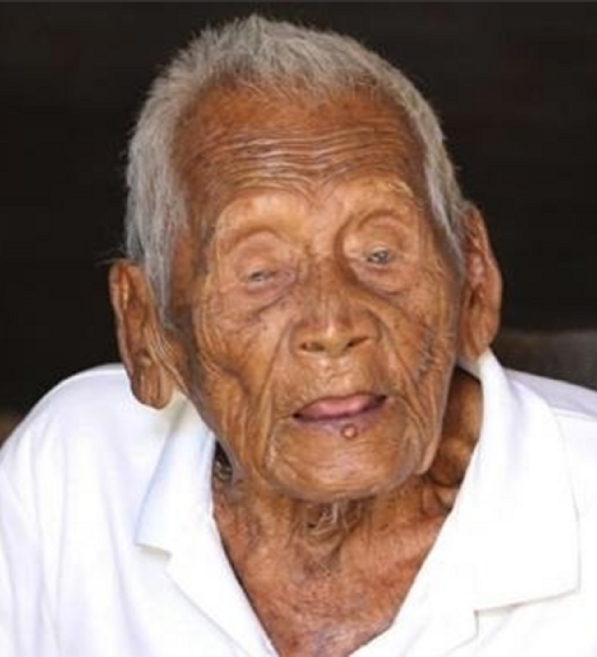 Пожилой человек с самой. Самый старый человек в мире Мбах. Эдди Чеккарелли долгожитель.