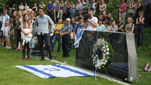 Мемориальный камень на месте расстрела евреев в Молетай Мемориальный камень на месте расстрела евреев в Молетай - Sputnik Латвия