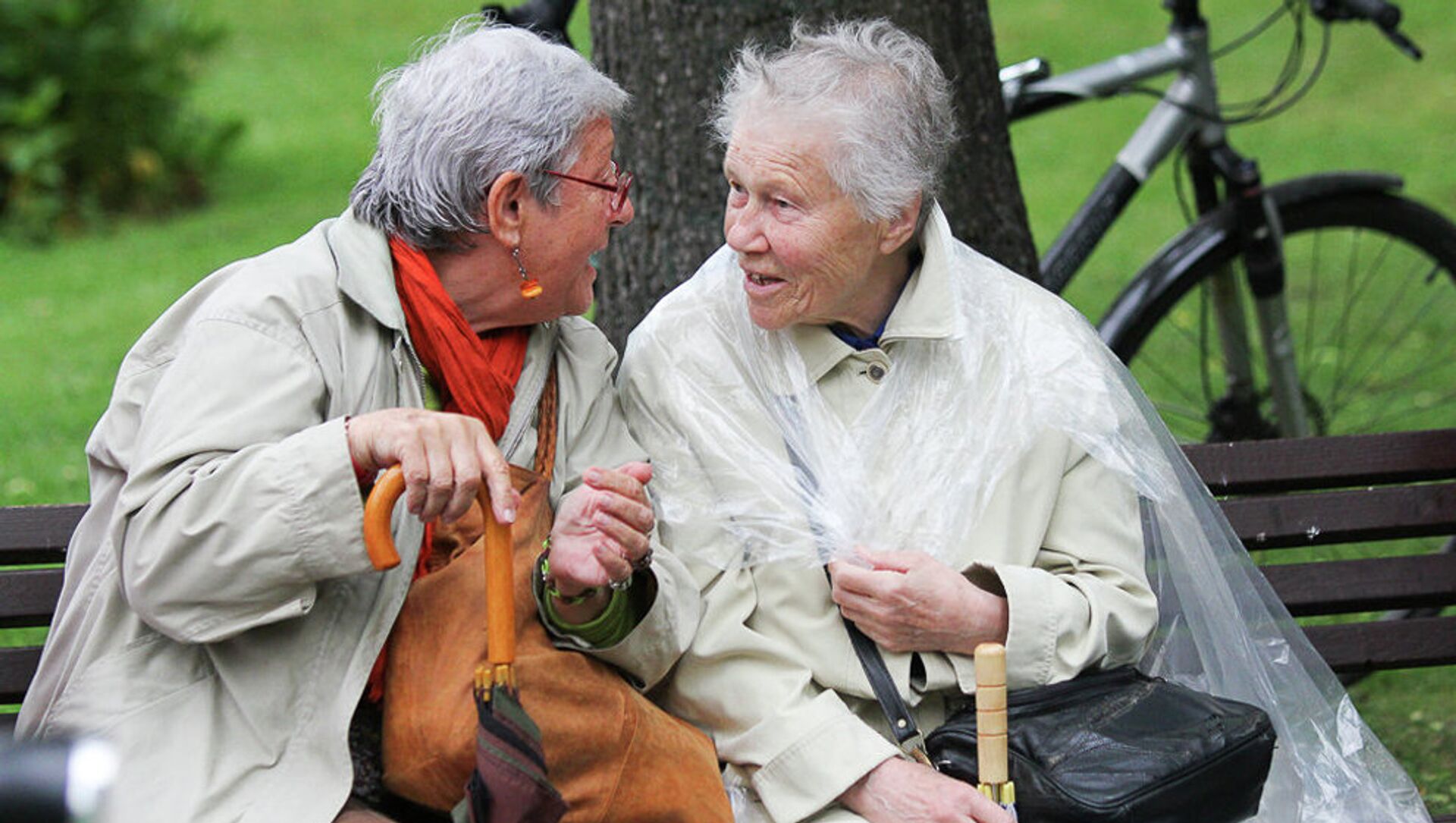 Пожилые женщины в парке - Sputnik Latvija, 1920, 09.04.2021