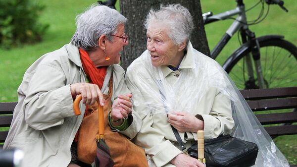 Пожилые женщины в парке - Sputnik Latvija