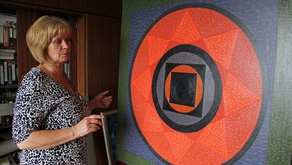 Художница Анна Пейпиня показывает свою картину - Sputnik Латвия